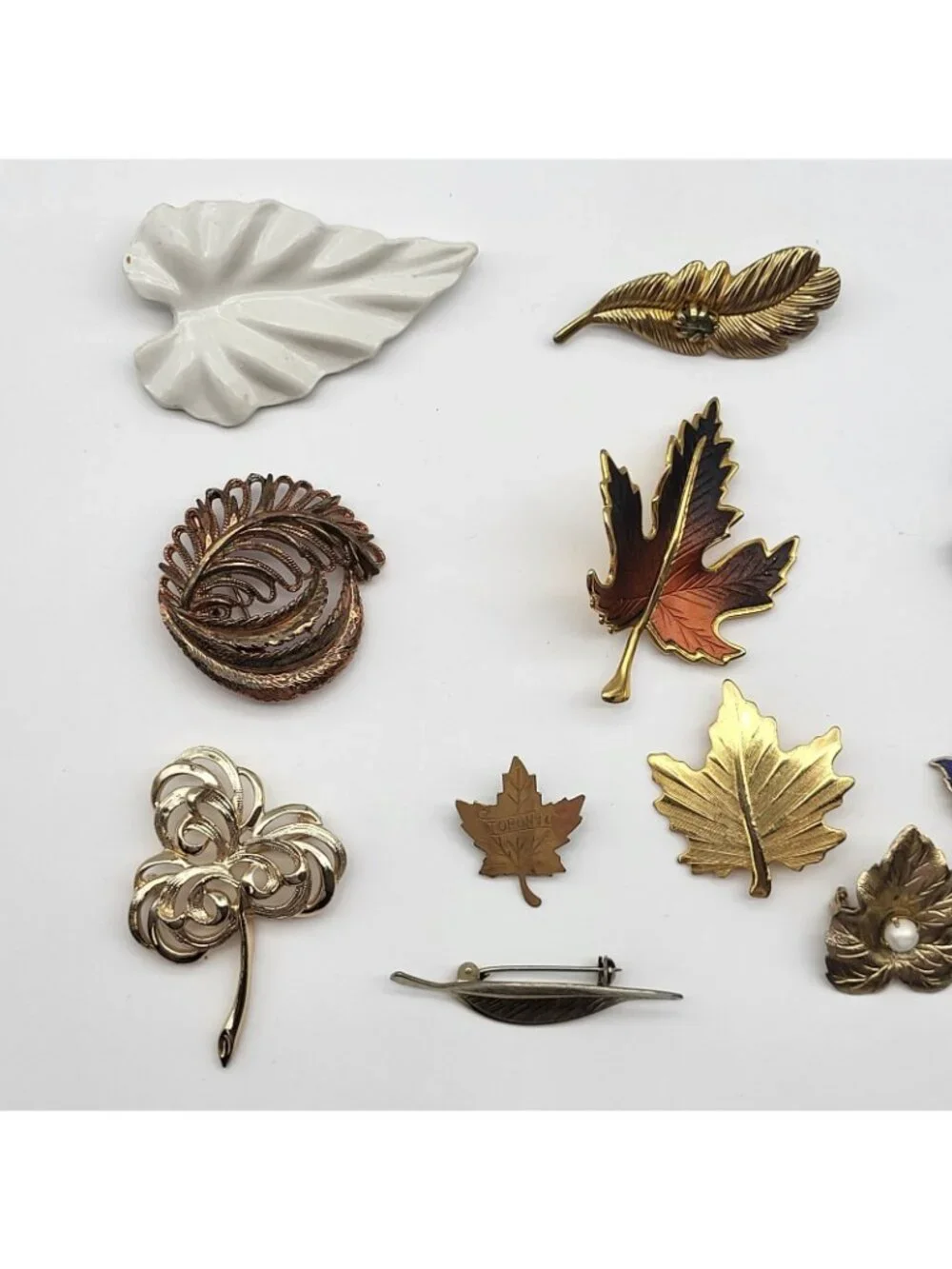 Fab Vintage Brooch pin lot leaf feather leaves some signed 22 piece Boho
